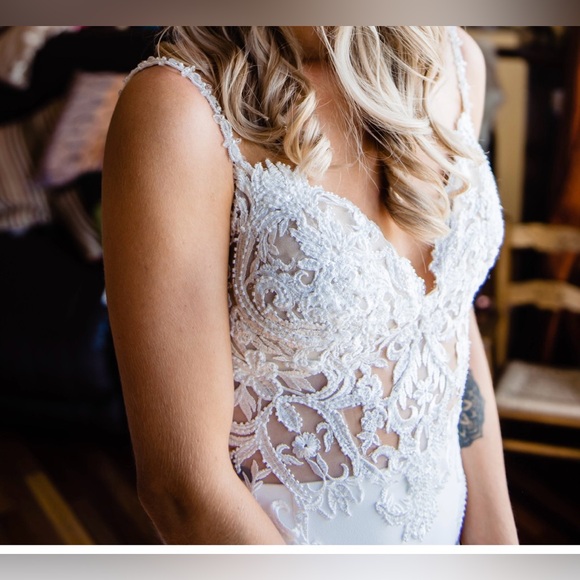 Enzoani : Mckinley : Ivory/Nude : Wedding Dress : Mermaid,train : V-Neck straps - Picture 3 of 16